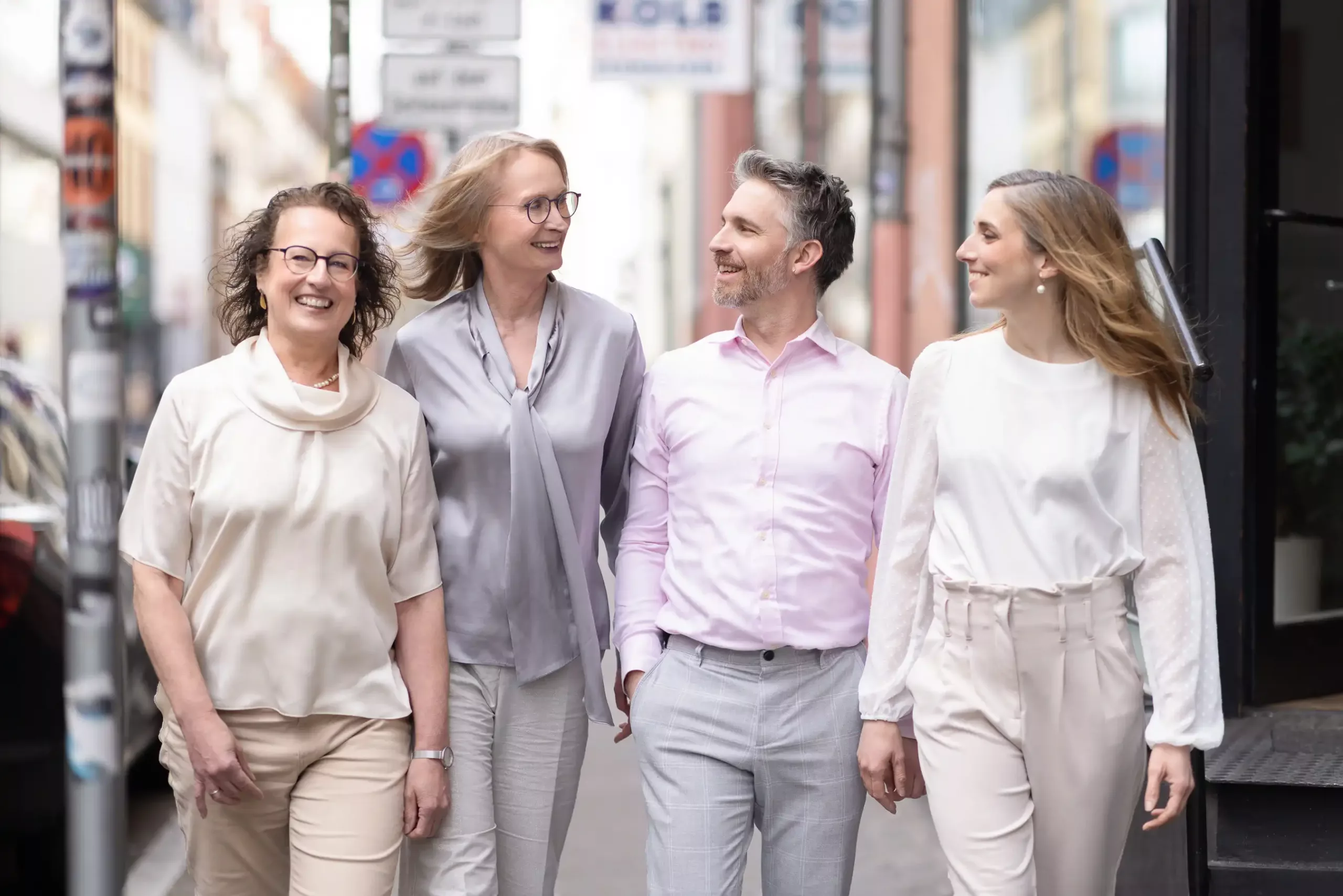 team-prisma-buero-mannheim Teambild von PRISMA Language Solutions GmbH vor dem Mannheimer Büro. Von rechts: Sandra Haldimann, Matthias Haldimann, Martina Wieser, Norma Keßler